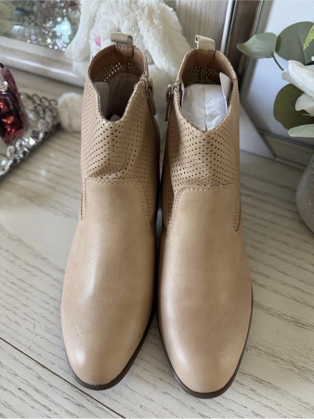 White Mountain Womens Beige Ankle Booties - Classic Perforated Detail Sz 8.5